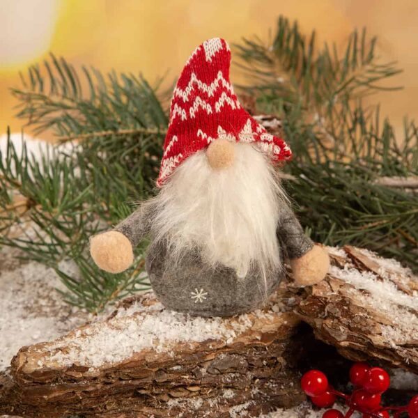 Коледна декорация-гном с плетена шапка
