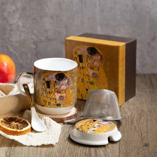Подаръчна чаша за чай от серията Целувката на златен фон - 250мл
