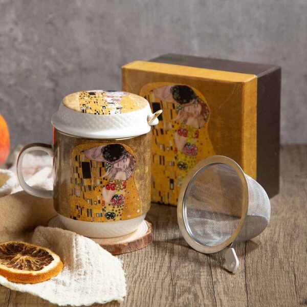 Подаръчна чаша за чай от серията Целувката на златен фон - 250мл