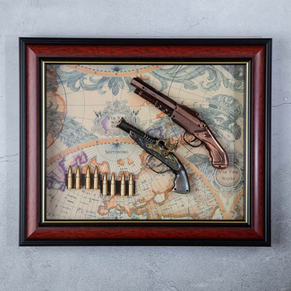 Декоративно пано - Два пистолета и патрони