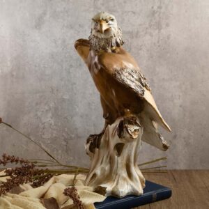 Декоративна статуетка кацнал орел