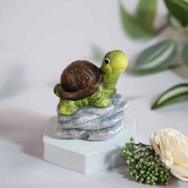 Декоративна статуетка малка костенурка на скала