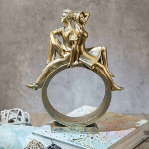 Декоративна статуетка влюбени върху кръг - Нежност