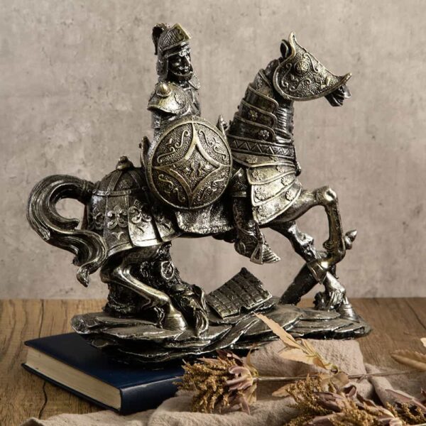 Декоративна статуетка рицар на кон