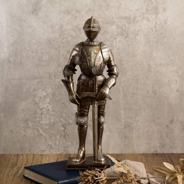 Декоративна статуетка - Рицар с шлем и меч
