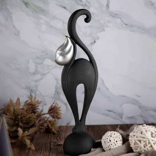 Декоративна статуетка - Котка в черно с вдигната  опашка