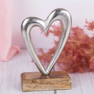 Декоративна статуетка - Любов в сърцето