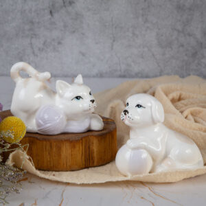 Декоративна статуетка - Котка с Кълбо