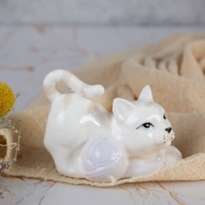 Декоративна статуетка - Котка с Кълбо
