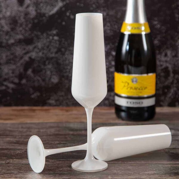 Чаши за шампанско в бяло от серията Сандра