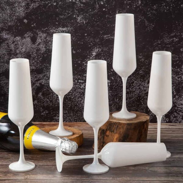Чаши за шампанско в бяло от серията Сандра