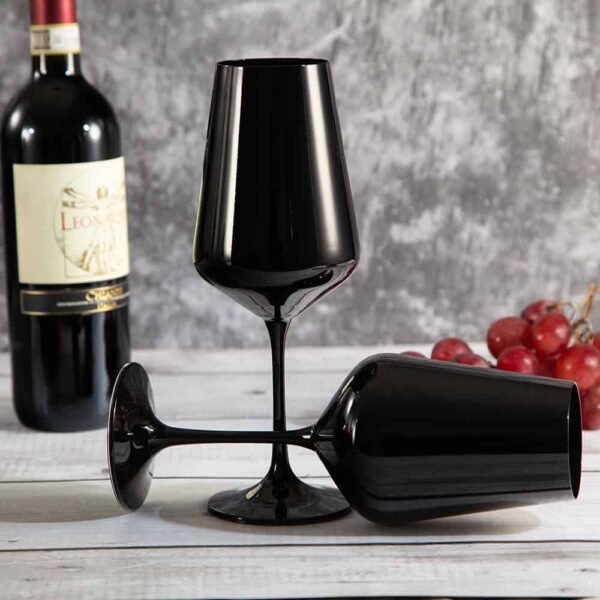 Чаши за червено вино в черно от серията Сандра