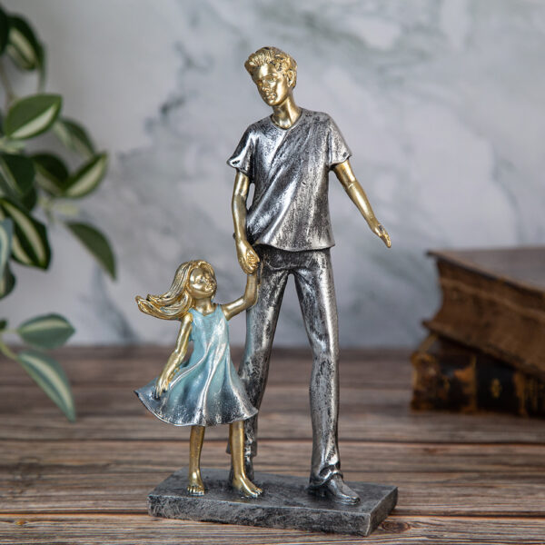 Декоративна статуетка - Баща с дете